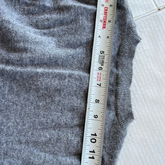 Saks Fifth Avenue Gray Sweater with White Accent - Picture 5 of 8